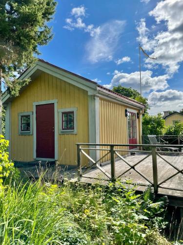 Gästhus med utsikt över Drottningholms slott