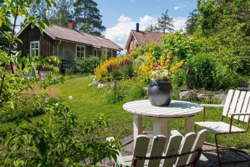 Kleines Ferienhaus in Gnesta mit Kleiner Terrasse